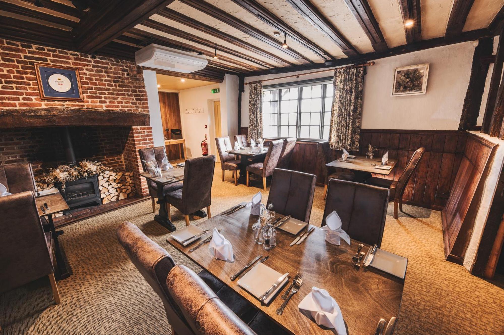 ホテル The Auberge Yaxley  エクステリア 写真