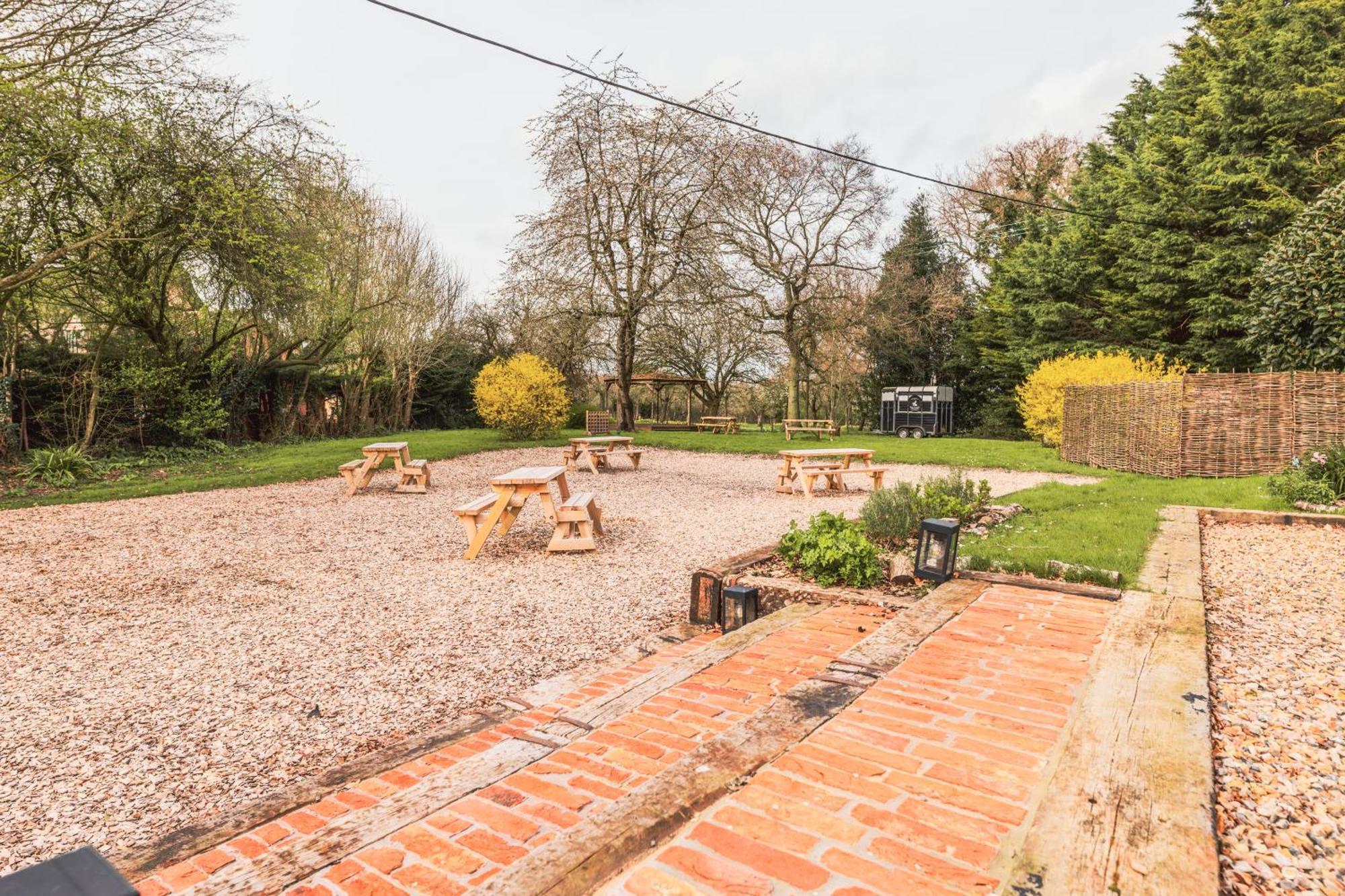The Auberge Yaxley  エクステリア 写真